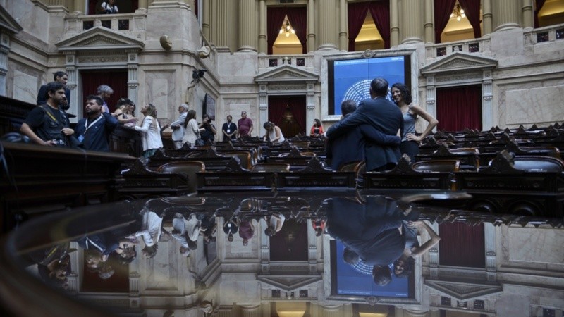 Los legisladores radicales quieren que se investigue si hubo coimas.