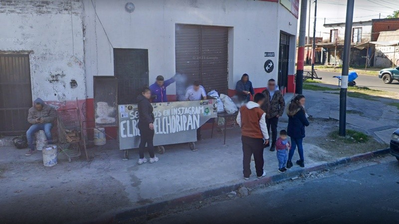 El puesto de comida suele estar en la esquina de Uriburu y Ayacucho.