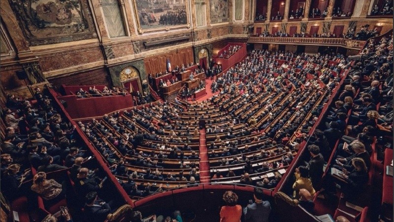 El parlamento francés aprobó la incorporación del aborto en la Carta Magna.