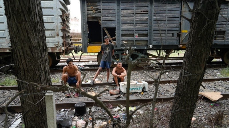 Los chicos de tren sobreviven en la calle desde que son niños.