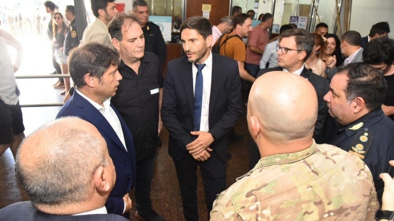 Los mandatarios junto a autoridades de distintas fuerzas durante el anuncio.