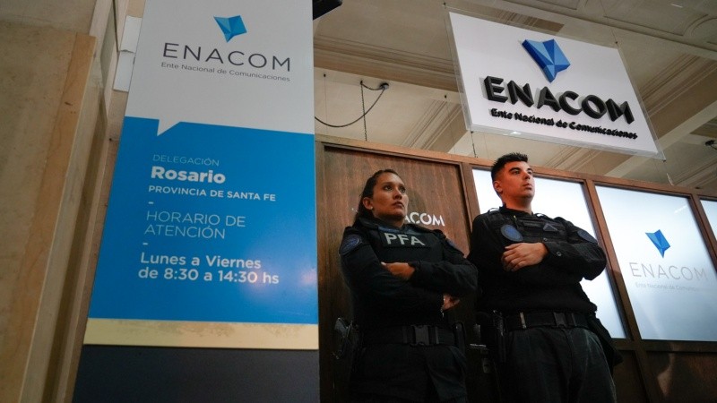 Efectivos de la Policía Federal en la puerta de la oficina local del Enacom.