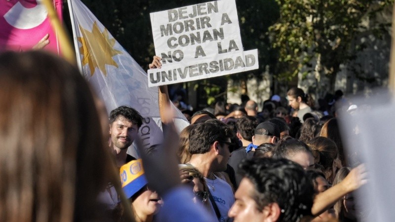 Multitudinaria manifestación en Rosario por la educación pública.