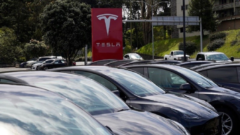 Tesla registró su primera caída de ventas desde 2020.