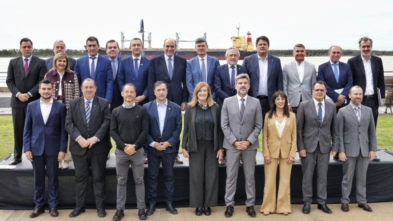 La foto final de todos los asistentes a la primera cumbre de intendentes en Rosario