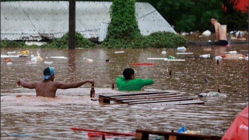 El río que atraviesa la capital del estado de Rio Grande do Sul alcanzó su mayor nivel en 80 años.