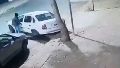 Macrocentro: un ladrón robó un auto y quedó filmado, otros rompieron una ventanilla pero los frustraron