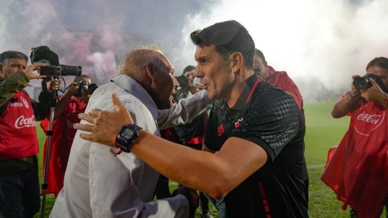 El saludo de Russo y Larriera en el último clásico jugado en el Coloso: ambos ya están fuera de Central y Newell's