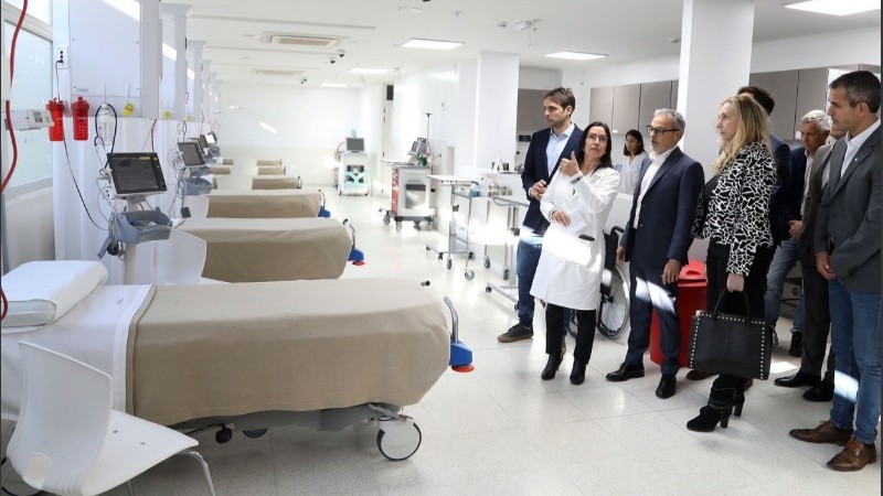 Junto a la secretaria general de la Presidencia,  @KarinaMileiOk ; el presidente de la Cámara de Diputados,  @MenemMartin ; y el intendente,  @santipassaglia , participamos de la inauguración del Sanatorio GO de San Nicolás, el primer centro médico en implementar el sistema de voucher.