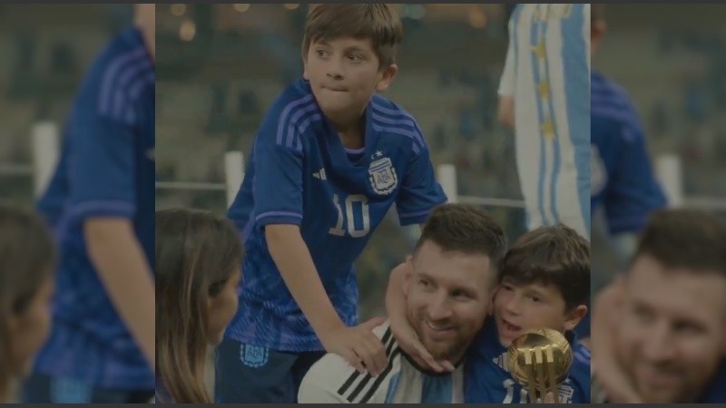Leo Messi junto a Thiago, Mateo y Antonella, tras la consagración en Qatar 2022.