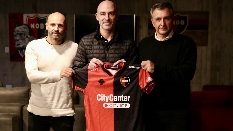 Méndez junto al presidente Astore y a Ariel Michaloutsos,director deportivo del club.