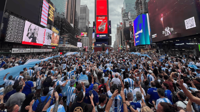 Una postal de Times Square, este lunes copada por argentinos.