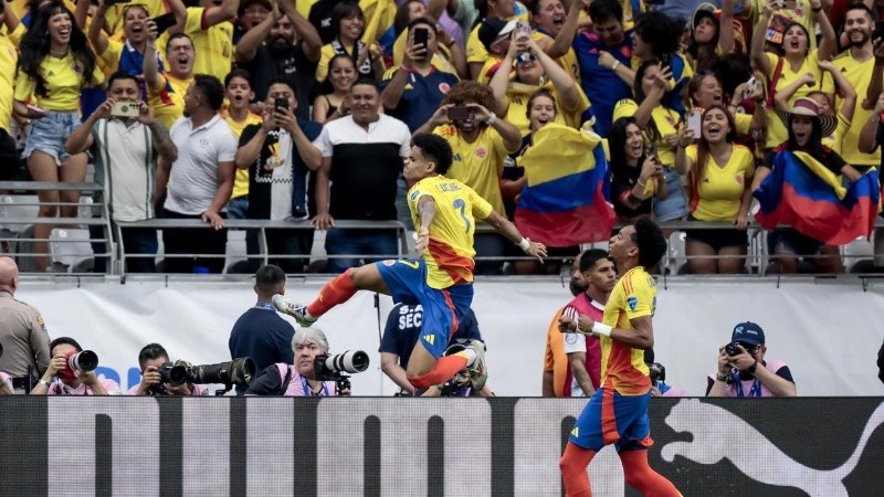 Luis Diaz celebra su gol en la clasificación colombiana.