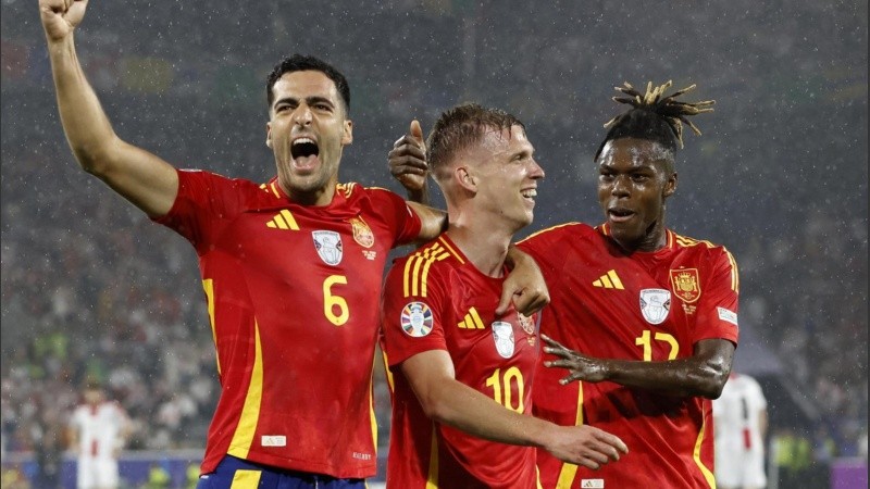 Dani Olmo (en el medio) celebra el cuarto gol de España ante Georgia.