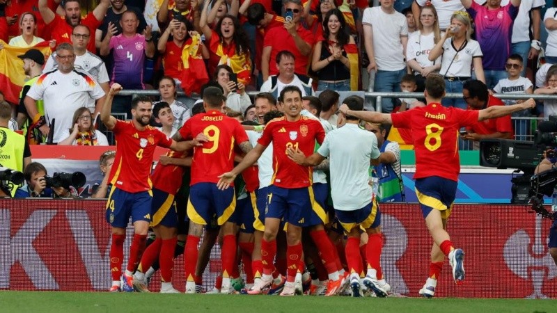  A los 120 minutos, España consiguió imponerse por 2-1 tras un cabezazo de Mikel Merino.