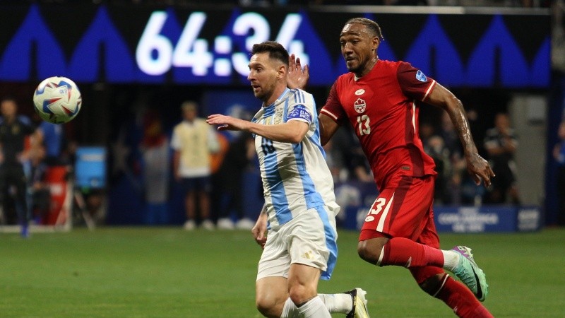 Messi ya sufrió la dura marca de los canadienses en esta Copa.