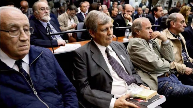 Alfredo Astiz, en el centro, de saco y corbata, cuando fue condenado a cadena perpetua.