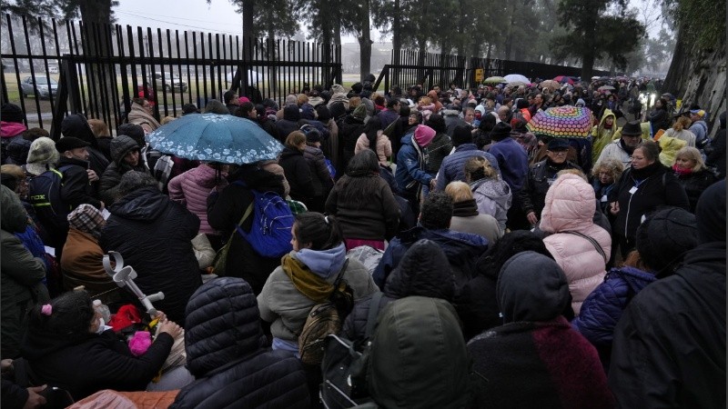 Un mar de paraguas, la espera a Leda este martes gris y frío.