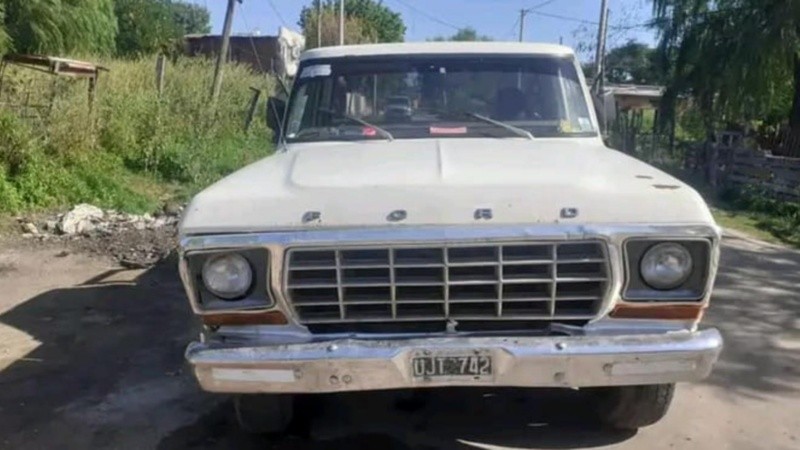 Es una F100 color blanco