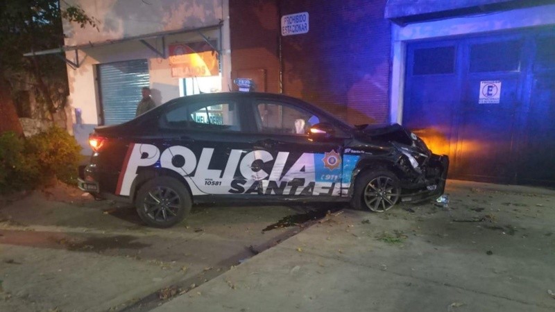 Uno de los móviles policiales siniestrados.