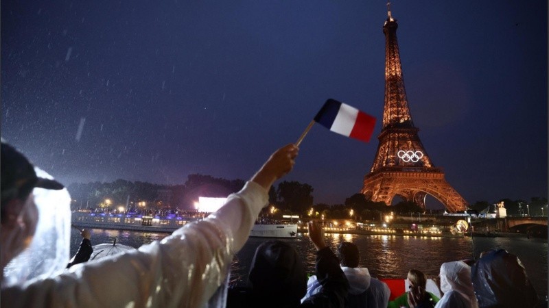 La Torre Eiffel de fondo durante el desfile de las delegaciones por el río Sena.