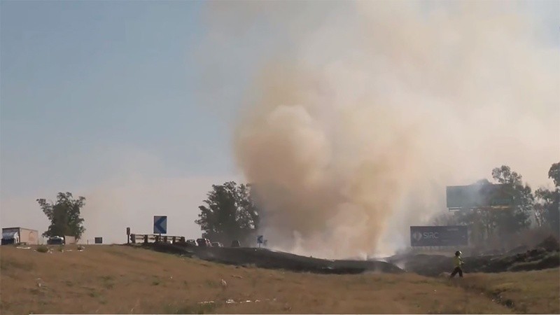 Una imagen de la quema de pastizales al borde de la autopista Rosario-Córdoba.