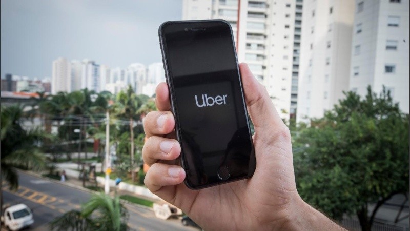 Pese a no estar regulado, Uber convive en Rosario con otras aplicaciones y con el servicio de taxis y remises.