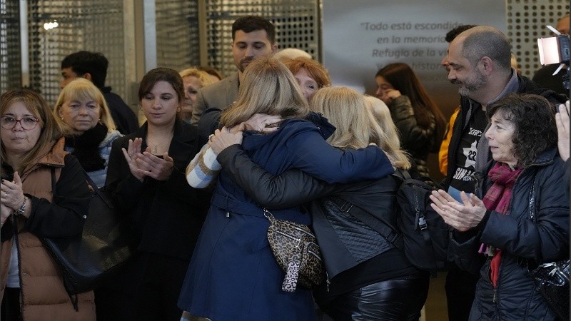 El abrazo entre los familiares tras el corte de cintas, que dejó inaugurado el esperado memorial.