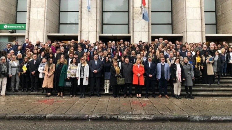 Animos caldeados en los Tribunales provinciales: la foto de los magistrados santafesinos en Rosario.