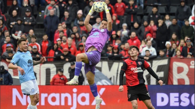 El arquero Espínola fue el mejor de Belgrano en el Coloso.