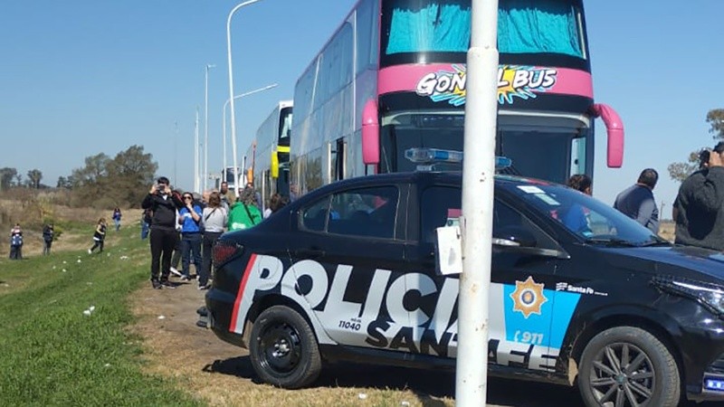 Los colectivos fueron detenidos sobre la autopista Rosario-Santa Fe este jueves antes del mediodía.