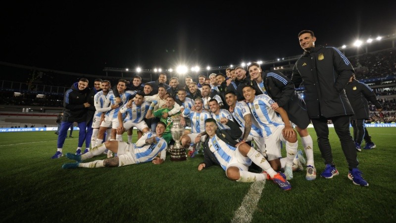 El festejo de la selección luego de la victoria sobre Chile