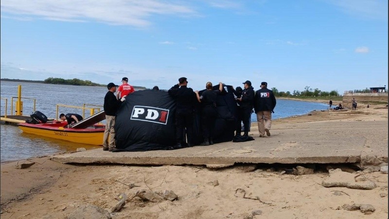 El hombre llegó malherido a la costa y fue declarado muerto.