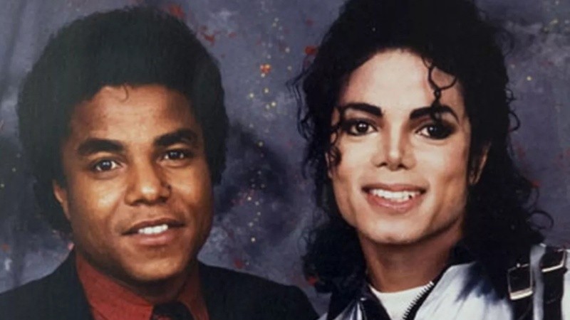 Tito Jackson junto a su hermano Michael.