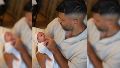 Papá amoroso: la primera foto del Kun Agüero con Olivia en brazos