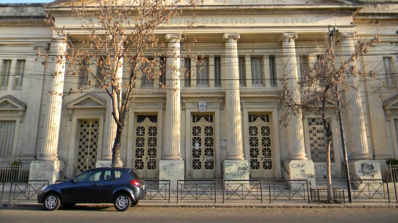 El frente de la Pestalozzi, una tradicional escuela de Echesortu con 103 años de historia.