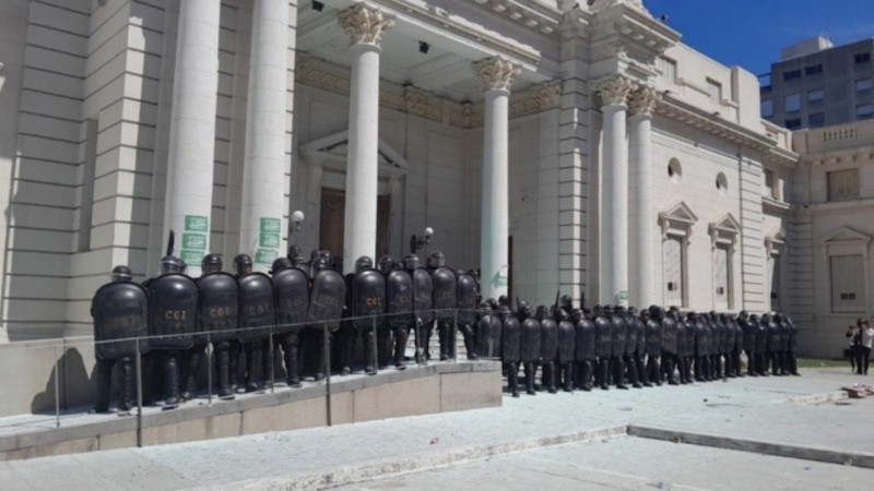 La Legislatura de Santa Fe vallada el jueves 12 de septiembre, durante la aprobación de la reforma previsional.