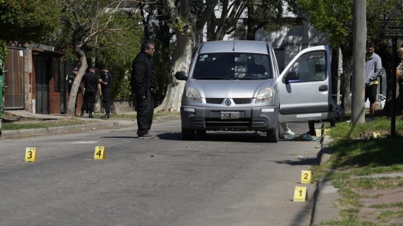 Los ladrones usaron pistolas calibre .380 y 9 milímetros para atacar al agente.