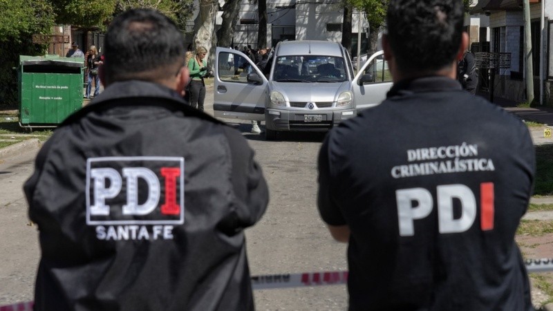 Los delincuentes efectuaron trece disparos contra el utilitario que trasladaba la plata.