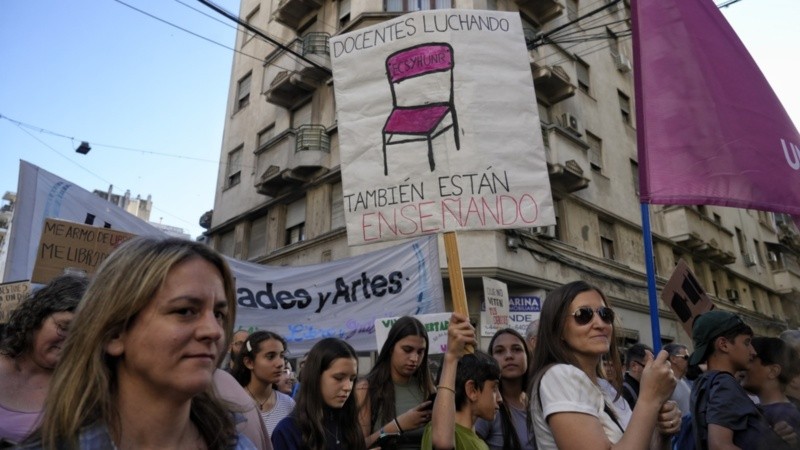 Los carteles más ingeniosos de la marcha universitaria de Rosario.