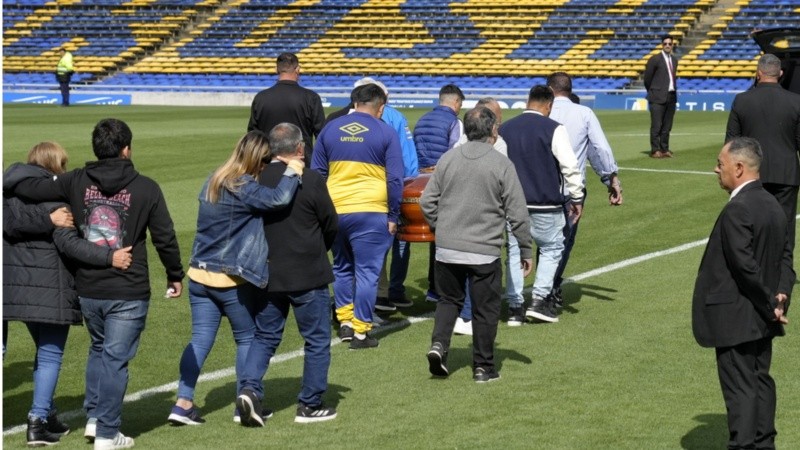 El último adiós a Omar Palma en el césped del Gigante de Arroyito.