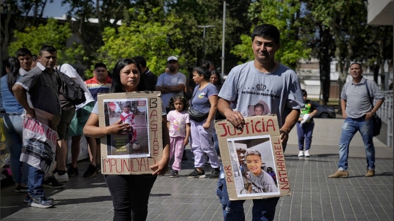 Familiares y amigos de Nathanel, el niño de 9 años, quien falleció producto de un impacto con el camión mientras iba con su madre en una moto.