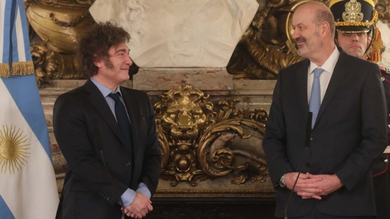 El presidente Javier Milei junto al ministro de Desregulación, Federico Sturzenegger.