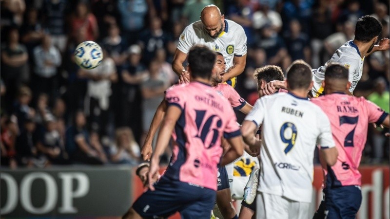 El gran salto y el cabezazo de Quintana para estampar el 1-1 en el Gargantini.