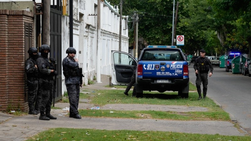 Afuera del Instituto Médico Legal hubo presencia policial hasta el traslado.