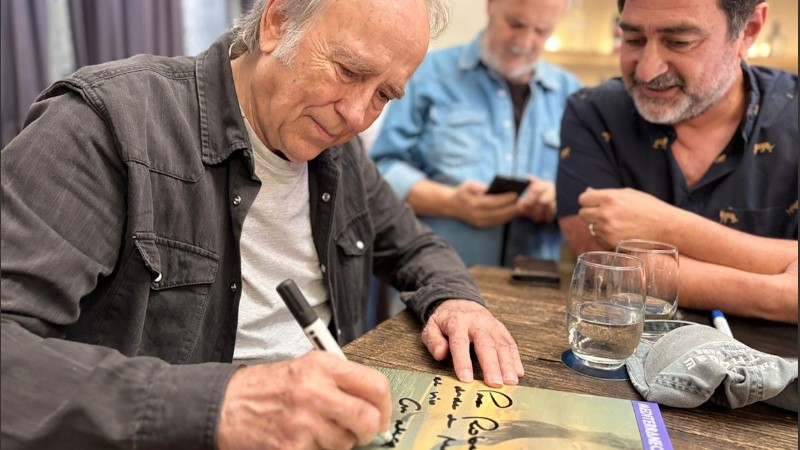 Serrat en Rosario en homenaje a su amigo Fontanarrosa.