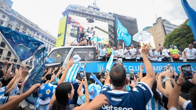 Por segundo día seguido el Obelisco fue epicentro de festejos blanquicelestes.