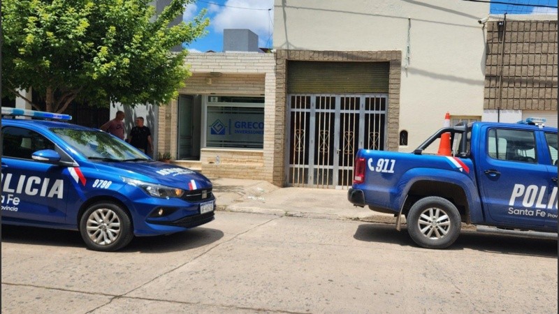 Dos móviles policiales estacionados frente al comercio al que intentaron robar en San José de la Esquina.