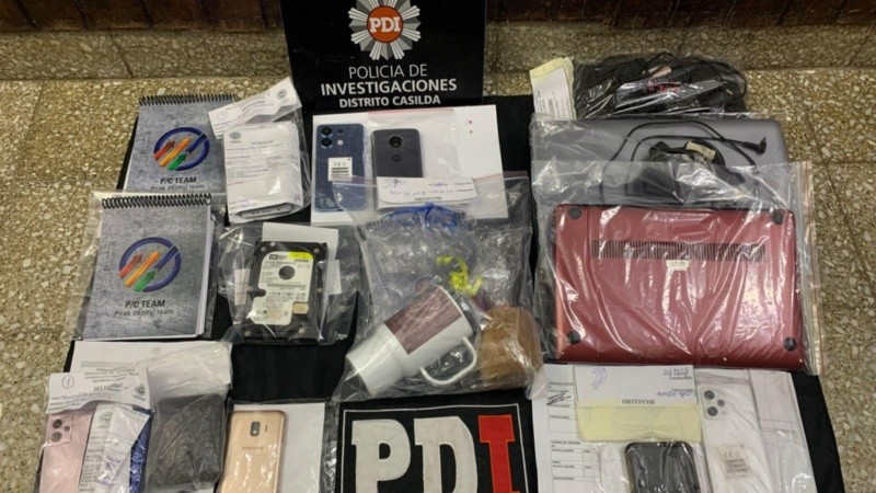 Lo incautados por los detectives. Computadores y hasta merchandising de la firma.