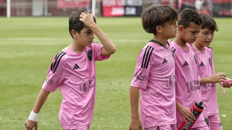 Thiago Messi junto a sus compañeros.